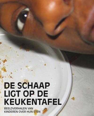 - De schaap ligt op de keukentafel