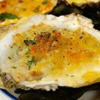 Serveersuggestie Gegratineerde oesters met knoflookboter en Parmezaan - Lovemyfood.nl