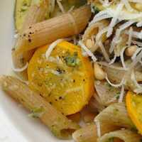 Serveersuggestie Pasta pesto met citroen en courgette