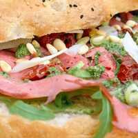 Serveersuggestie Turks brood met rosbief en pesto-mayonaise - Lovemyfood.nl