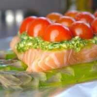 Serveersuggestie Zalmpakketjes met groene asperges en pesto - Lovemyfood.nl