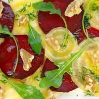 Serveersuggestie Carpaccio van bietjes met honing-dille dressing