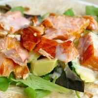 Serveersuggestie Wraps met warm gerookte zalm en honing-citroensaus - Lovemyfood.nl