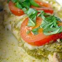 Serveersuggestie Kippakketjes met pesto en mozzarella - Lovemyfood.nl