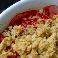 Serveersuggestie Crumble met aardbeien en rabarber