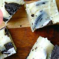 Serveersuggestie Fudge met witte chocolade en Oreos - Lovemyfood.nl