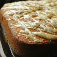 Serveersuggestie Frambozencake met yoghurt en kokos