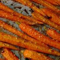 Serveersuggestie Geroosterde wortels met honing en sesamzaadjes - Lovemyfood.nl
