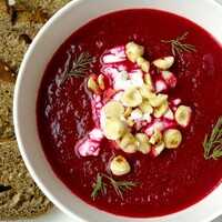 Serveersuggestie Soep van geroosterde rode biet met feta en hazelnoot