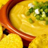 Serveersuggestie Homemade nacho cheese dip - Lovemyfood.nl