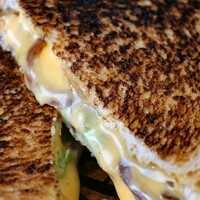 Serveersuggestie Tosti uit de pan met cheddar, spek en avocado - Lovemyfood.nl