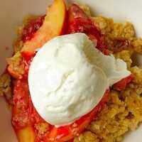 Serveersuggestie Crumble met nectarine en karamel