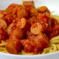Serveersuggestie Kids favoriet: pastasaus met knakworstjes