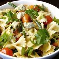 Serveersuggestie Pastasalade met kip, pesto en haricots vers - Lovemyfood.nl
