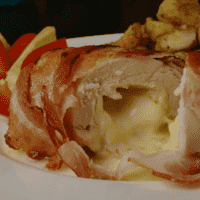 Serveersuggestie Gevulde kipfilet met brie en spek - Lovemyfood.nl