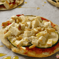 Serveersuggestie Pita pizza's met courgette en feta - Lovemyfood.nl