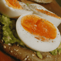 Serveersuggestie Crackers met avocado en ei