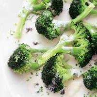 Serveersuggestie Broccoli met blauwaderkaassaus **