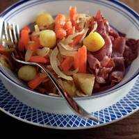Serveersuggestie Roerbakhutspot met knolselderij en pastrami