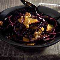 Serveersuggestie Rodekoolsalade met honingdressing