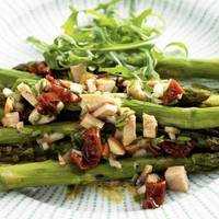 Serveersuggestie Geroosterde asperges met gerookte kip