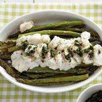 Serveersuggestie Kabeljauw met asperges en rucolsalsa