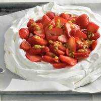 Serveersuggestie Pavlova met aardbeien