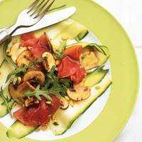 Serveersuggestie Courgettecarpaccio met rookvlees ****