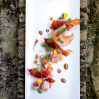Serveersuggestie Salade van Oosterscheldekreeft, mousse van serranoham, chips van serranoham, gekonfijte aardappel en balsamicodressing