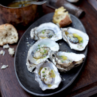 Serveersuggestie Oesters In Eigen Vocht Met Geklaarde Citrusboter En Mezcal