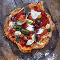 Serveersuggestie Pizza Quatro Colori Met Verschillende Soorten  Tomaat En Basilicum