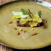 Serveersuggestie gepekelde varkensnek met saffraanaioli en mosterdjus