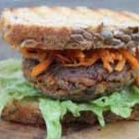 Serveersuggestie Vegaburger met geitenkaas en walnoten
