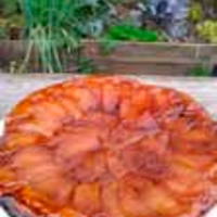 Serveersuggestie Supersnelle tarte tatin met appel en dadelstroop