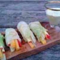 Serveersuggestie Chinese-koolwraps met gemarineerde koolraap, venkel en appel met romige kerriedip