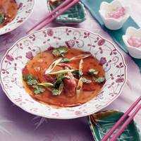 Serveersuggestie Heldere gemberbouillon met eendenborst