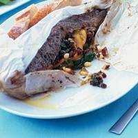 Serveersuggestie Pak­ket­je met fo­rel en cour­get­te  ****